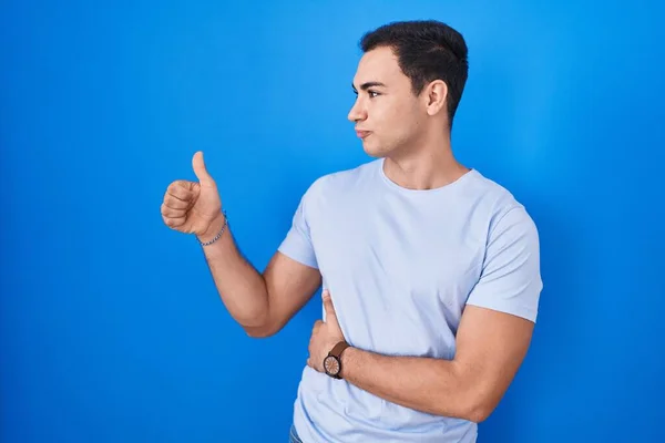 Young Hispanic Man Standing Blue Background Looking Proud Smiling Doing — Stock Photo, Image