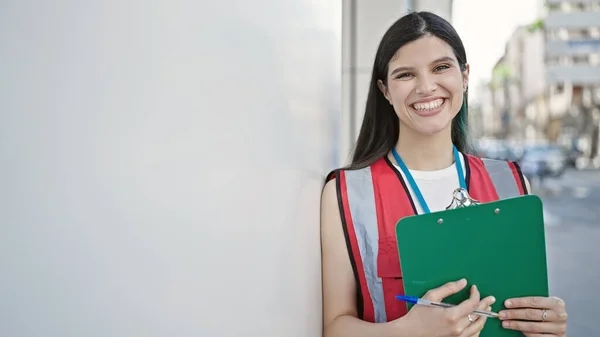 Joven Mujer Hispana Hermosa Encuesta Entrevistador Sonriendo Confiado Sujetando Portapapeles —  Fotos de Stock