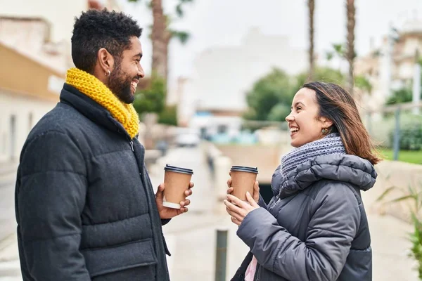 Άνδρας Και Γυναίκα Ζευγάρι Χαμογελά Αυτοπεποίθηση Πίνοντας Καφέ Στο Δρόμο — Φωτογραφία Αρχείου