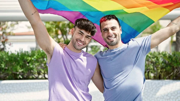 Dos Hombres Abrazan Pareja Sosteniendo Bandera Homosexual Parque — Foto de Stock