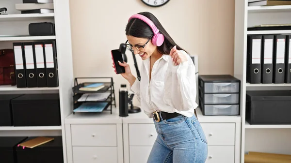 Genç Güzel Spanyol Kadın Adamı Ofiste Dans Eden Müzik Dinliyor — Stok fotoğraf