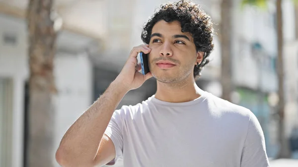 Joven Latino Hablando Smartphone Calle —  Fotos de Stock