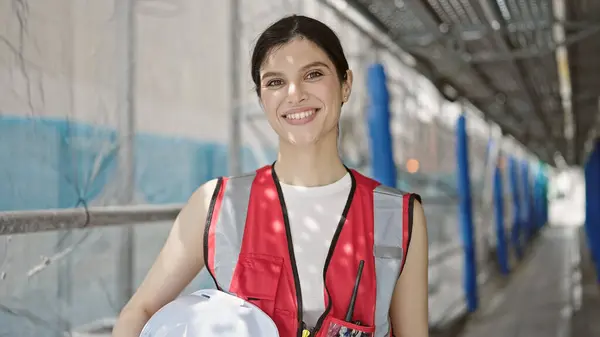 Junge Schöne Hispanische Bauarbeiterin Lächelt Selbstbewusst Und Hält Ihren Bollenhut — Stockfoto