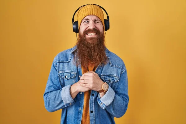 Καυκάσιος Άνδρας Μακριά Γενειάδα Ακούγοντας Μουσική Χρησιμοποιώντας Ακουστικά Γελώντας Νευρικός — Φωτογραφία Αρχείου