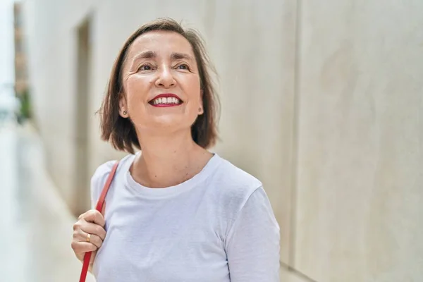 Middle Age Woman Smiling Confident Looking Sky Street — Foto Stock