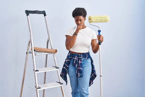 Mulher Afro Americana Segurando Pintor Rolos Sentindo Mal Tosse Como — Fotografia de Stock