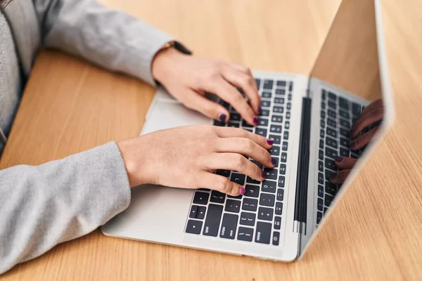 Ofiste Çalışan Genç Spanyol Kadını Laptopu Kullanıyor — Stok fotoğraf