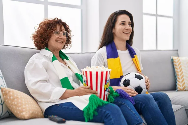 Hispanische Mutter Und Tochter Sehen Fußball Unterstützende Mannschaft Positiv Und — Stockfoto