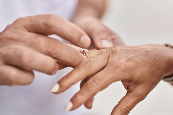 Άνδρας Και Γυναίκα Ζευγάρι Βάζοντας Δαχτυλίδι Αρραβώνων Στο Δρόμο — Φωτογραφία Αρχείου