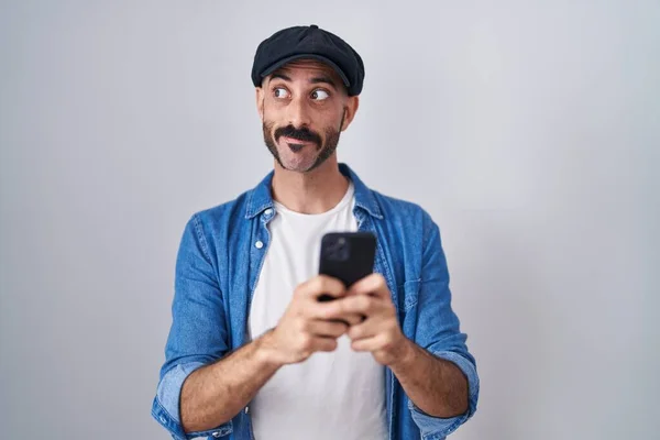 Spaanse Man Met Baard Met Behulp Van Smartphone Typen Bericht — Stockfoto