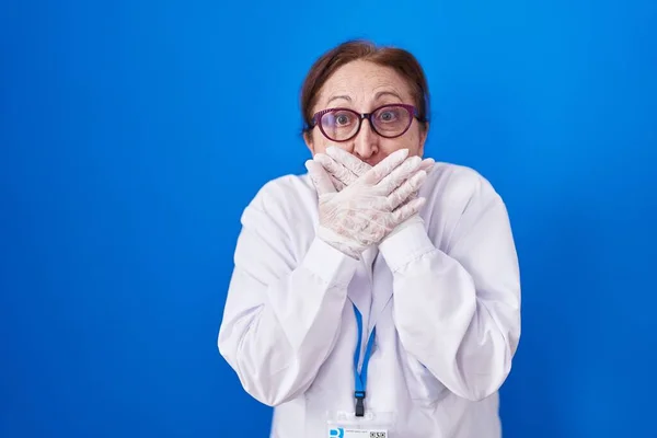 Donna Anziana Con Gli Occhiali Indossando Uniforme Scienziato Scioccato Copertura — Foto Stock
