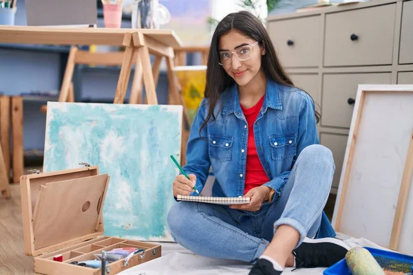 Jong Hispanic Meisje Kunstenaar Glimlachen Zelfverzekerd Tekenen Notebook Kunst Studio — Stockfoto