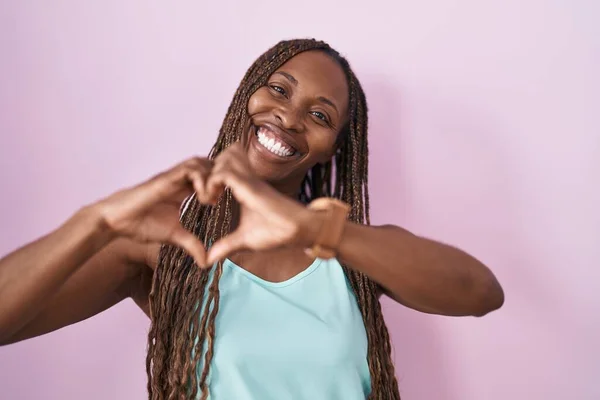 Afro Amerikaanse Vrouw Staat Roze Achtergrond Glimlachend Liefde Doen Hart — Stockfoto