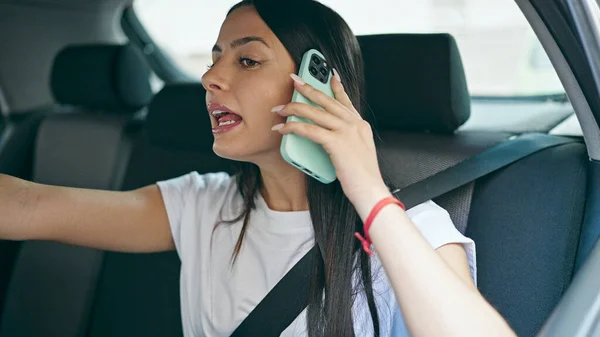 Fiatal Gyönyörű Spanyol Utas Beszél Okostelefon Mondja Cél Taxisofőr Utcán — Stock Fotó