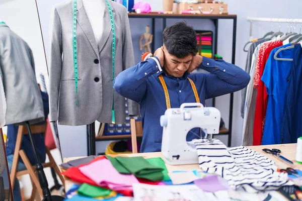 他的年轻裁缝强调要在服装厂使用缝纫机 — 图库照片