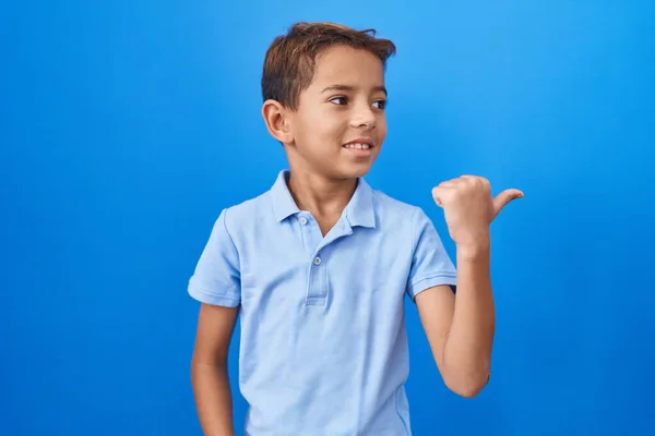 Kis Spanyol Fiú Alkalmi Kék Pólóban Hüvelykujjal Felfelé Mosolyogva Boldogan — Stock Fotó