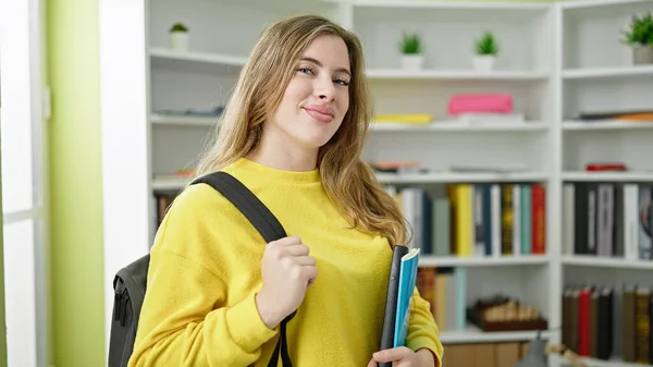 Jong Blond Vrouw Student Glimlachen Zelfverzekerd Holding Boeken Bibliotheek Universiteit — Stockfoto