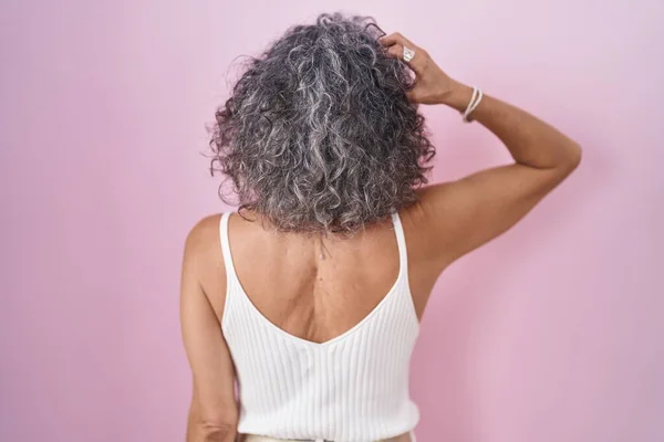 Kobieta Średnim Wieku Siwymi Włosami Stojąca Różowym Tle Tyłu Myśląc — Zdjęcie stockowe