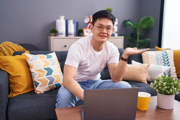 Junger Asiatischer Mann Mit Laptop Sitzt Hause Auf Dem Sofa — Stockfoto