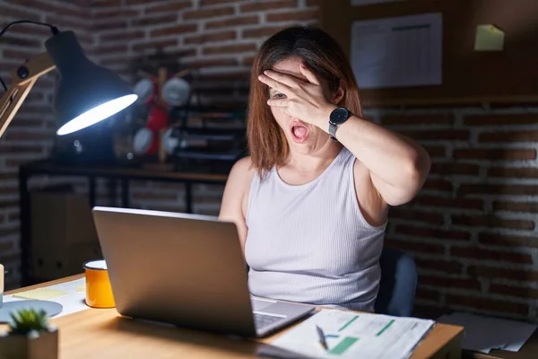 Brunette Woman Working Office Night Peeking Shock Covering Face Eyes — Stock Photo, Image
