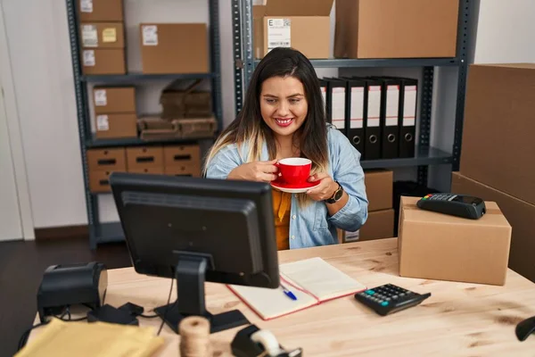 Young Beautiful Size Woman Ecommerce Business Worker Drinking Coffee Office — 图库照片