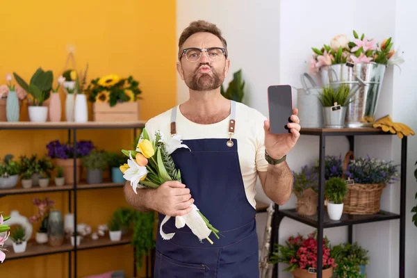 Muž Středního Věku Plnovousem Pracující Květinářství Ukazující Obrazovku Smartphonu Při — Stock fotografie