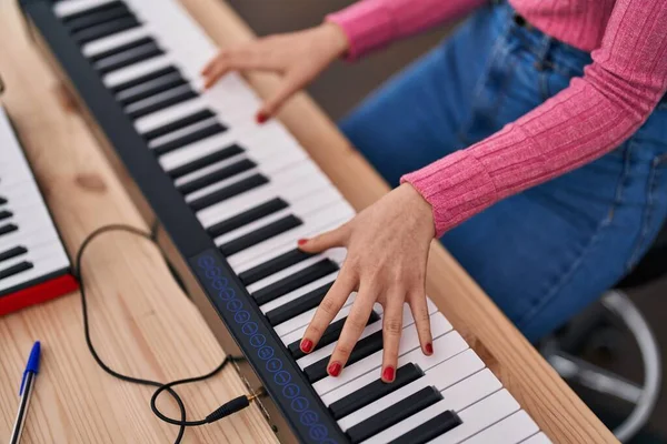 Νεαρή Καυκάσια Γυναίκα Μουσικός Που Παίζει Πιάνο Στο Στούντιο Μουσικής — Φωτογραφία Αρχείου