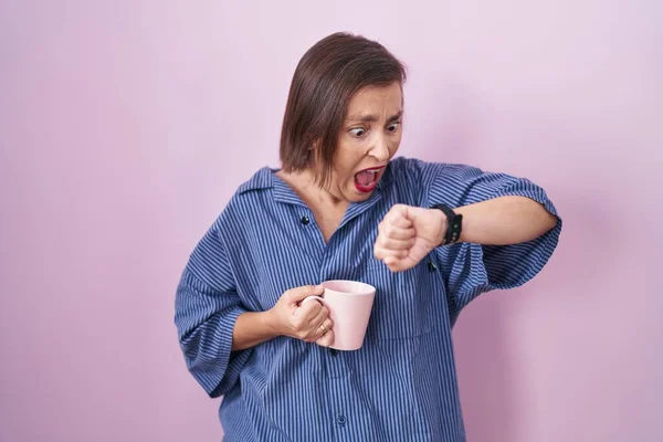Mulher Hispânica Meia Idade Bebendo Café Xícara Olhando Para Relógio — Fotografia de Stock