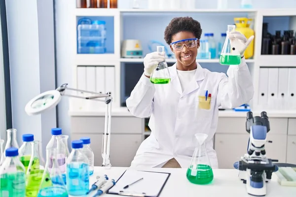 Afričanky Americká Žena Sobě Vědec Uniforma Měření Kapaliny Laboratoři — Stock fotografie