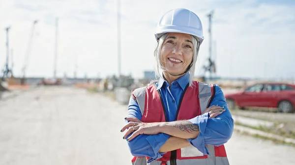 Middle Age Grey Haired Woman Builder Smiling Confident Standing Arms — Stock Photo, Image