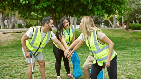 Groep Vrijwilligers Met Handen Bij Elkaar Het Park — Stockfoto