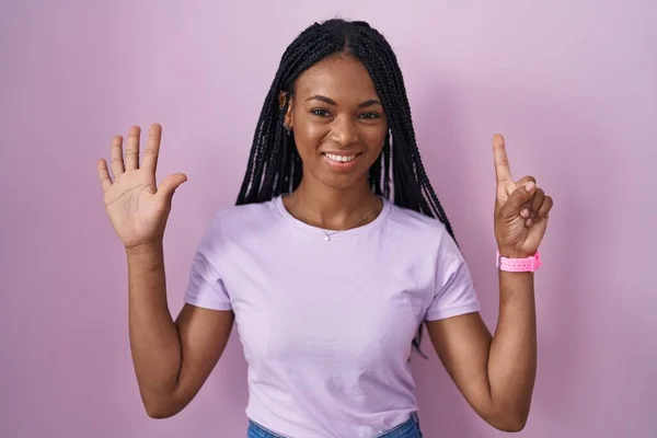Африканская Американка Косичками Стоящая Розовом Фоне Показывающая Пальцами Номер Шесть — стоковое фото