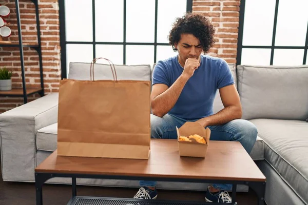 Hombre Hispano Con Cabello Rizado Comiendo Alas Pollo Sintiéndose Mal —  Fotos de Stock