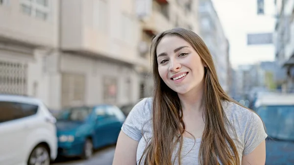 Jong Mooi Latino Vrouw Glimlachen Zelfverzekerd Staan Straat — Stockfoto