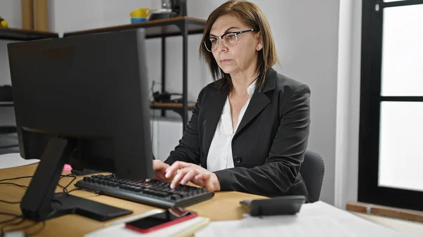 Middle Age Hispanic Woman Business Worker Using Computer Serious Face — Stock Photo, Image