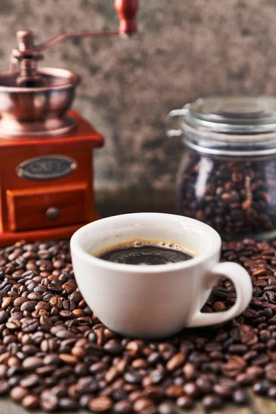 Una Tazza Caffè Espresso Chicchi Caffè Una Superficie Legno — Foto Stock