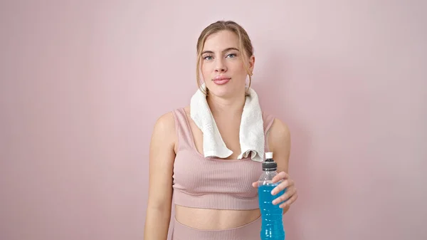 Junge Blonde Frau Sportbekleidung Mit Energischem Getränk Vor Isoliertem Rosa — Stockfoto