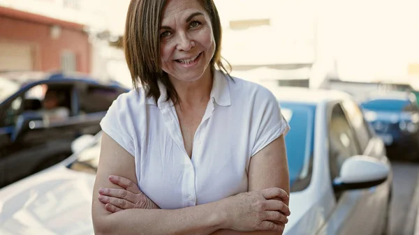 Hispanische Frau Mittleren Alters Lächelt Selbstbewusst Mit Verschränkten Armen Vor — Stockfoto