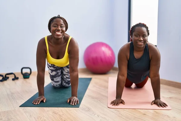 Mulheres Afro Americanas Sorrindo Confiantes Que Estendem Volta Centro Esportivo — Fotografia de Stock