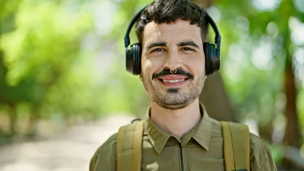 Νεαρός Ισπανός Τουρίστας Σακίδιο Και Ακουστικά Στο Πάρκο — Φωτογραφία Αρχείου