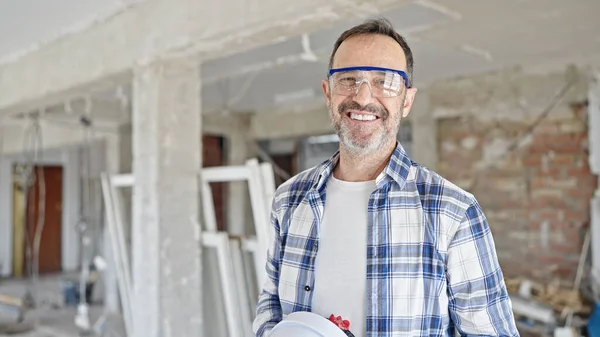 Constructor Hombre Mediana Edad Sonriendo Confiado Sacando Hardhat Sitio Construcción —  Fotos de Stock