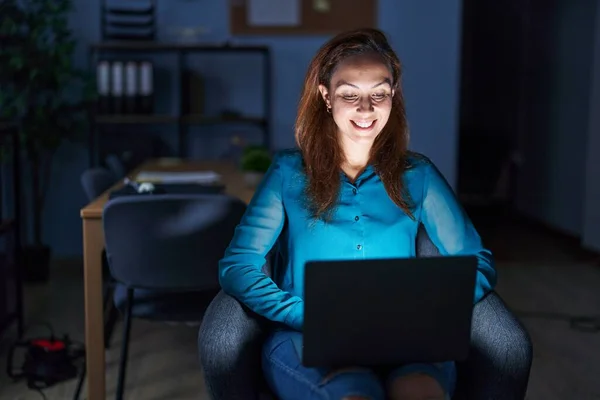 Geceleri Ofiste Çalışan Esmer Bir Kadın Yüzünde Mutlu Havalı Bir — Stok fotoğraf