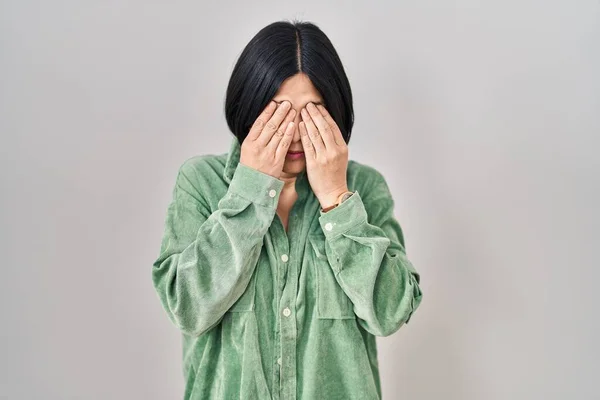 Beyaz Arka Planda Duran Genç Asyalı Kadın Yorgunluk Baş Ağrısı — Stok fotoğraf