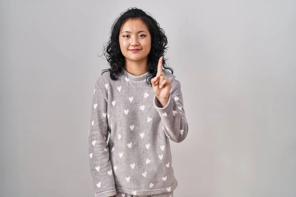 Mladá Asijská Žena Sobě Pyžama Ukazuje Ukazuje Prstem Číslo Jedna — Stock fotografie