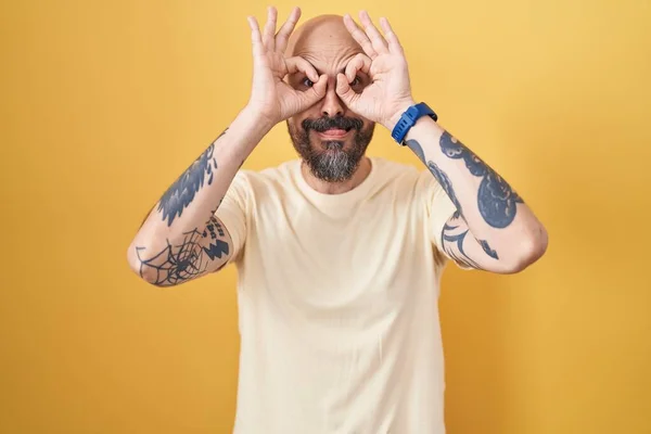 Hombre Hispano Con Tatuajes Pie Sobre Fondo Amarillo Haciendo Buen — Foto de Stock