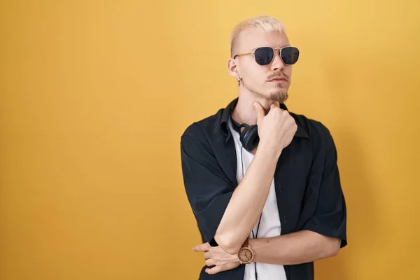 Junger Kaukasischer Mann Mit Sonnenbrille Der Vor Gelbem Hintergrund Steht — Stockfoto
