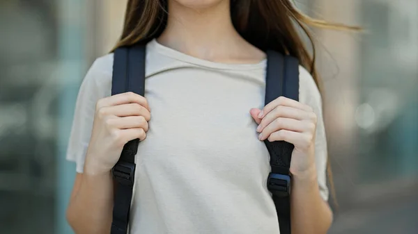 Νεαρή Όμορφη Μαθήτρια Φορώντας Σακίδιο Στέκεται Στο Δρόμο — Φωτογραφία Αρχείου