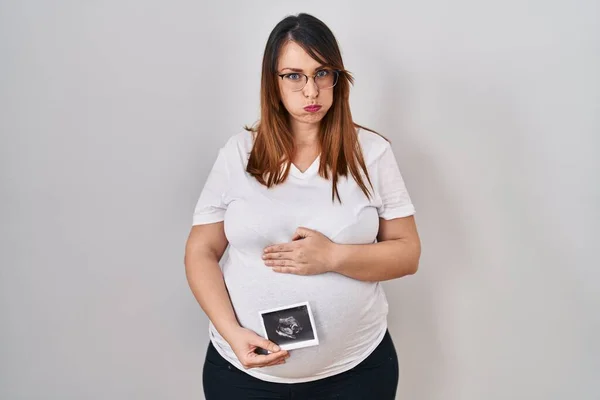 Mujer Embarazada Sosteniendo Ecografía Bebé Soplando Mejillas Con Cara Divertida —  Fotos de Stock