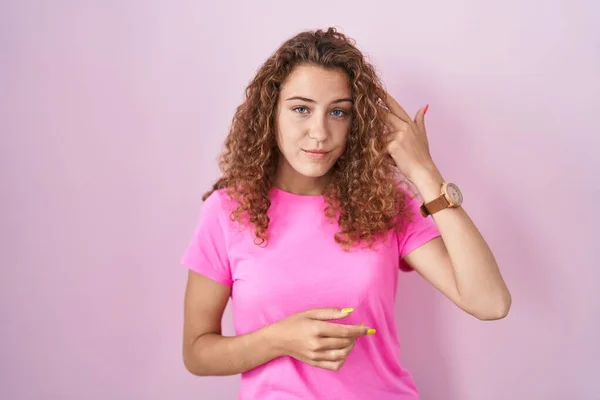 Young Caucasian Woman Standing Pink Background Shooting Killing Oneself Pointing — Stockfoto