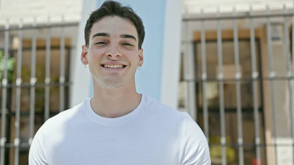 Ung Hispanic Mann Smilende Selvsikker Står Gaten – stockfoto